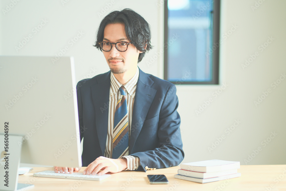 リモートワークをする男性 リモートワークをする男性