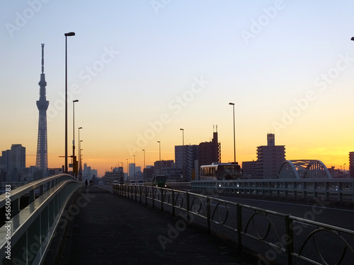 タワーの見える夕焼けの景色