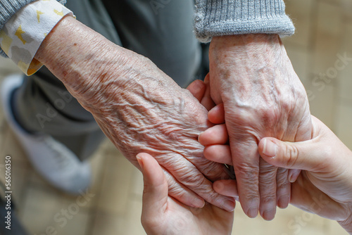 Hände älterer Menschen in der Pflege im Altenheim photo