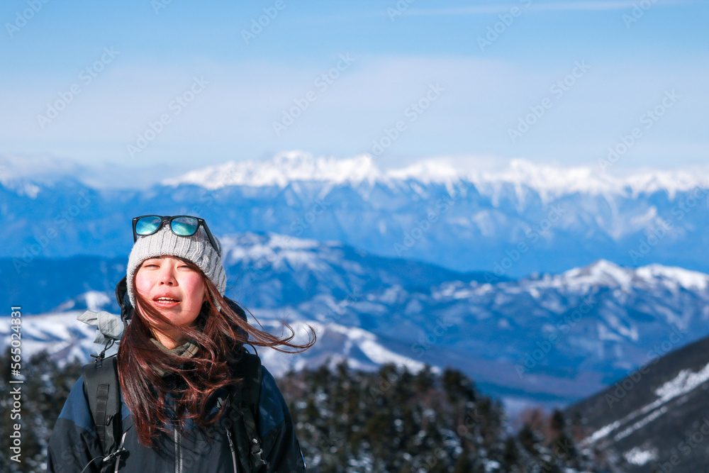 雪山に登る女性
