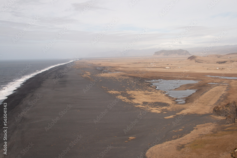 mar del norte y playa de arena negra de islandia. costa
