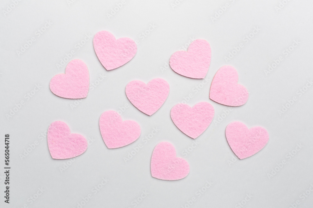 Obraz premium Felt hearts on color background, top view