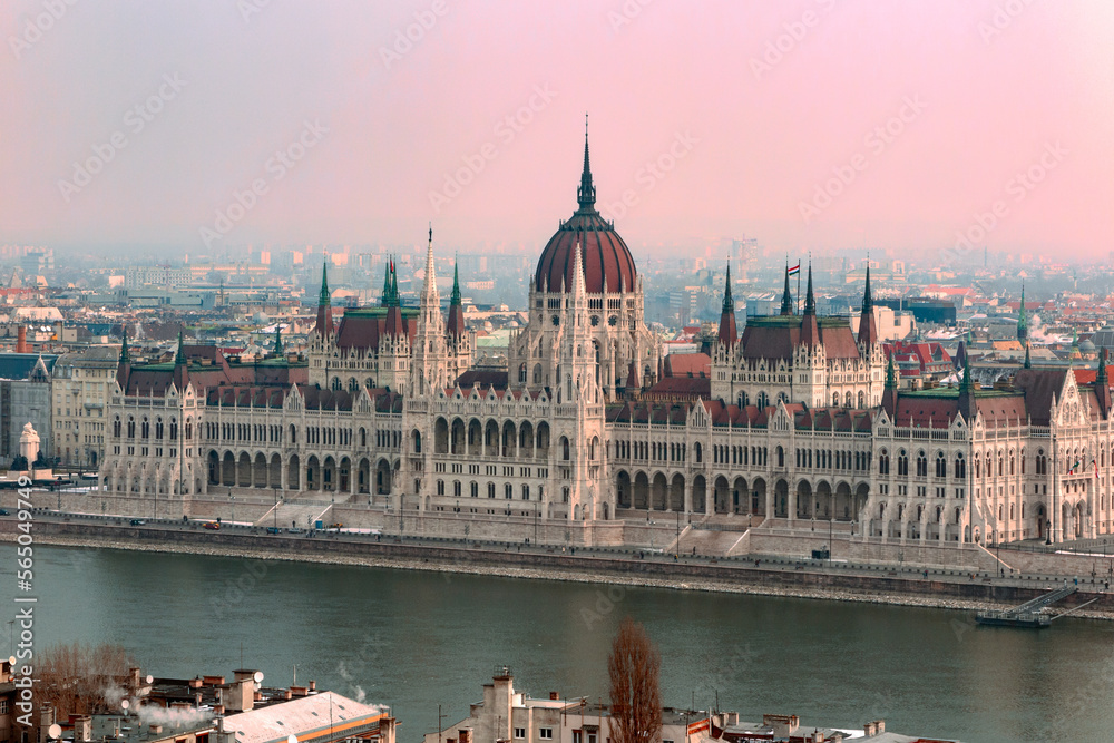 Obraz premium The Hungarian Parliament Building at dawn in Budapest