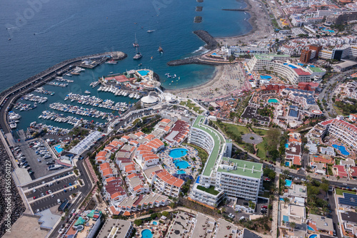 Fotografía aérea de la costa y puerto Colón en la Playa de las Américas en el sur de la isla de Tenerife en Canarias photo