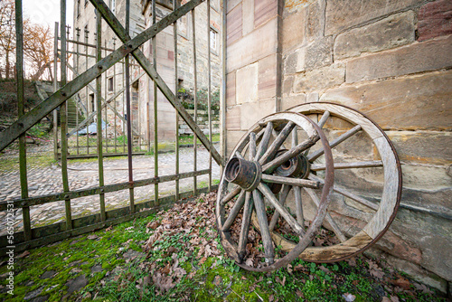 alte Wagenräder an der Mauer photo