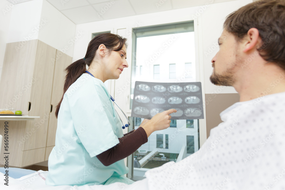 Fototapeta premium female radoilogist discussing at mri scan results