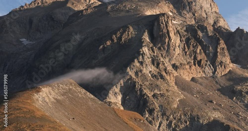 Nubes movidas por el viento en el macizo del Mont Blanc photo