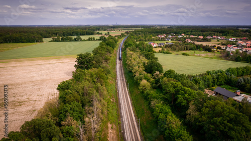 Fototapeta Naklejka Na Ścianę i Meble -  tory kolejowe z pociągiem towarowym w tle z drona