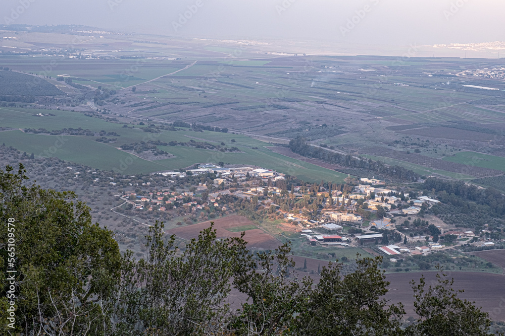 Obraz premium Northbound aerial view of Jezreel Valley [Valley of Megido], as seen from Mount Tabor in Lower Galilee, in the Northern district of Israel, Israel