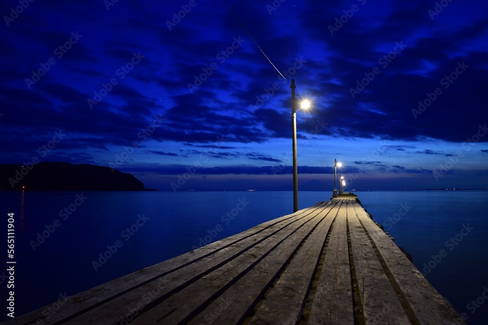 Fototapeta premium 夕暮れ時の原岡桟橋と奥に望む富士山