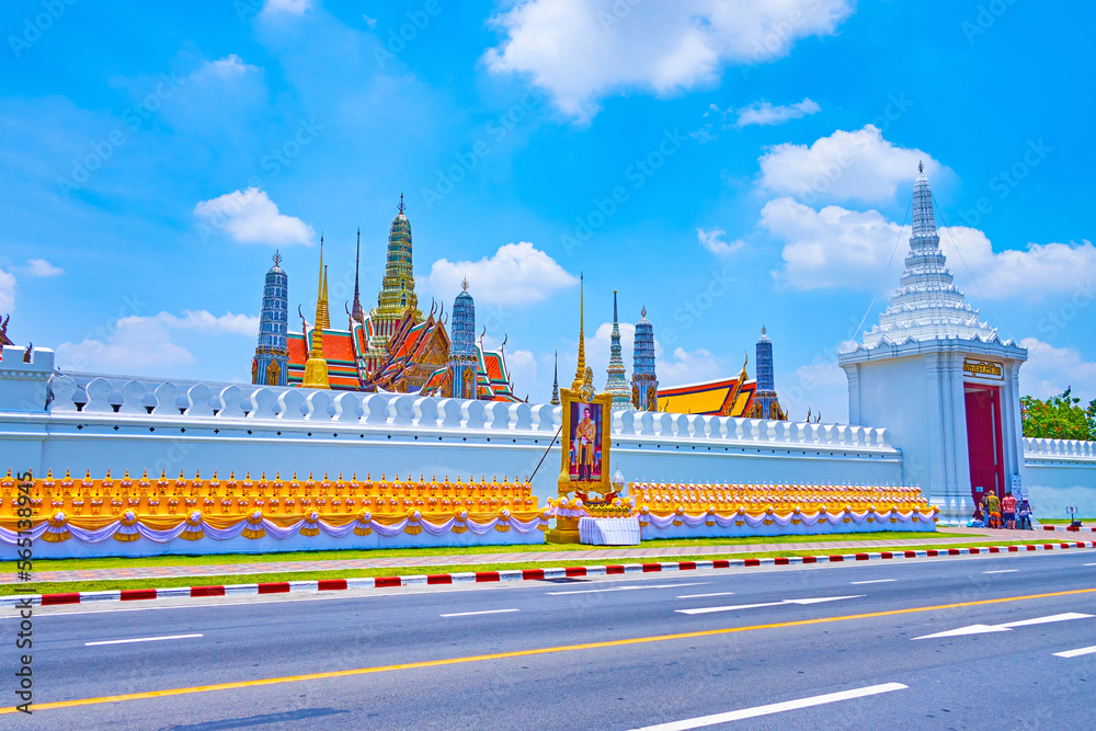 Walk along the wall of Grand Palace, observing decorations with