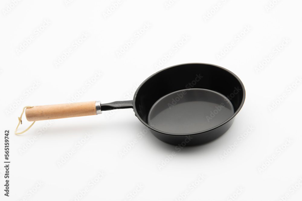 Sartén de hierro con mango de madera, aislado en blanco Sartén de hierro con mango de madera, aislado en blanco