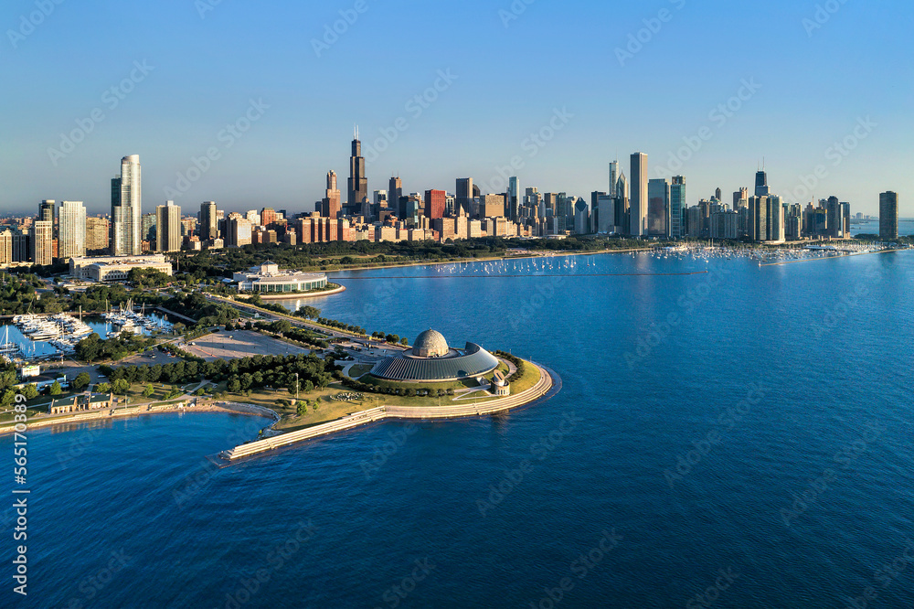 Naklejka premium Adler Planetarium with Monroe Harbor and Chicago Skyline