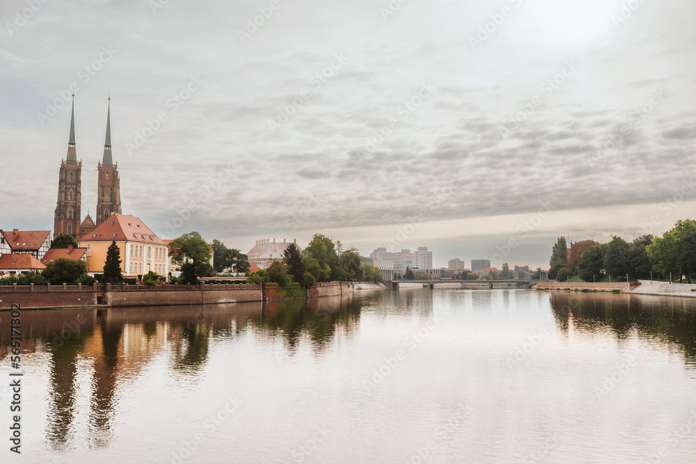 Wrocław, widok na Ostrów Tumski, Odra , widok z mostu, zachmurzone niebo, katedra
