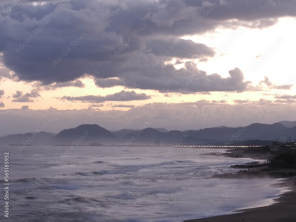 鮮やかな色の空と、海の風景