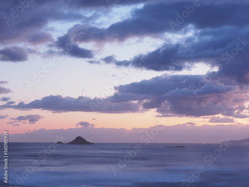 鮮やかな色の空と、海の風景