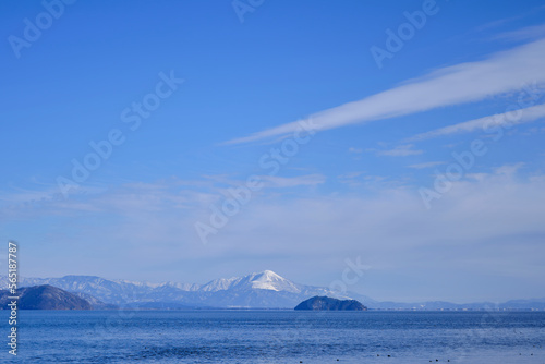 風景素材 冬の澄んだ青空と琵琶湖と伊吹山