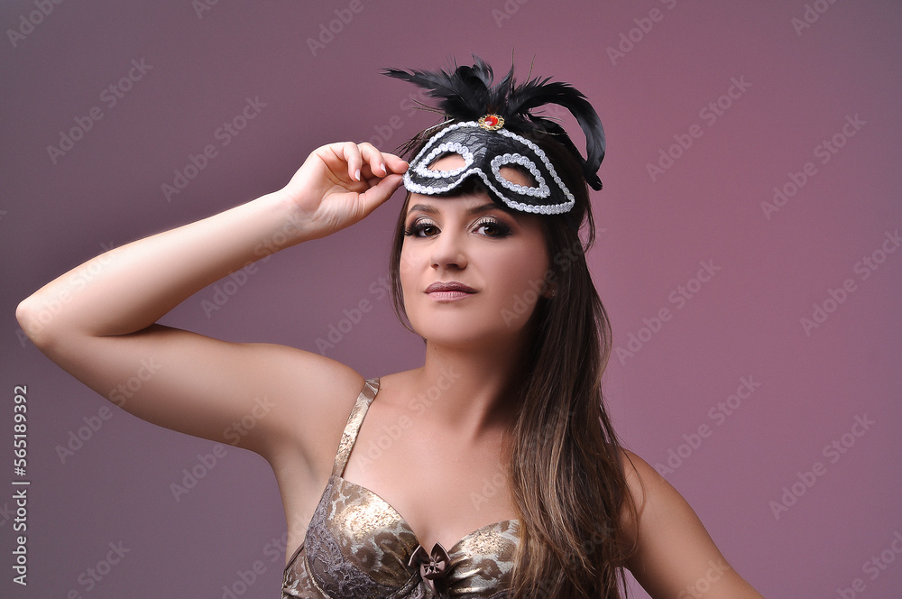 mulher linda com máscara de fantasia de carnaval 