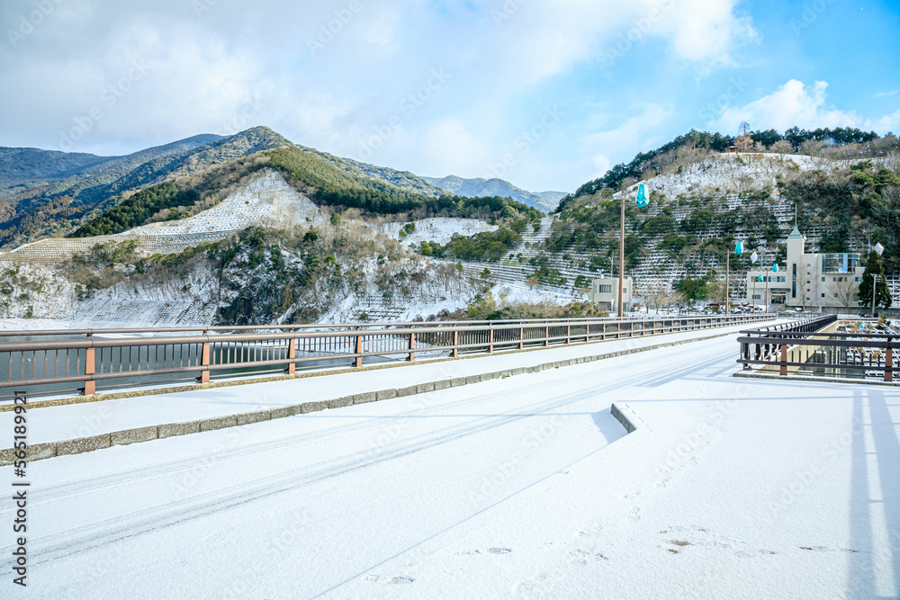 冬の積雪した鳴淵ダム　福岡県篠栗町　
Narufuchi Dam covered with snow in winter. Fukuoka Prefecture, Sasaguri town.
