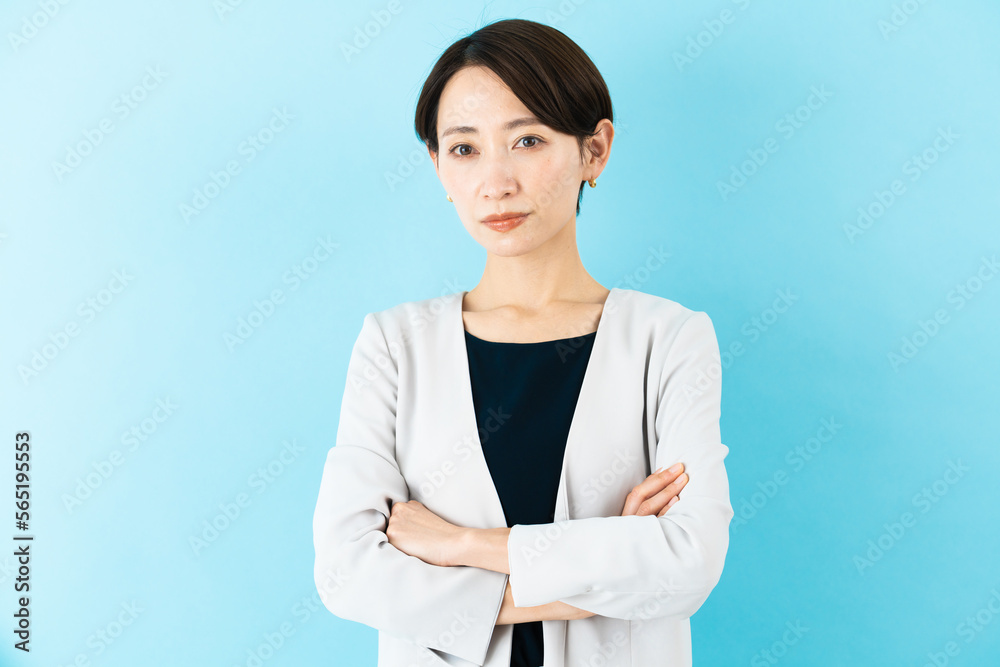 ビジネススーツを着た若い女性　ビジネスイメージ