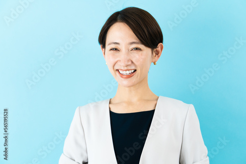 ビジネススーツを着た若い女性　ビジネスイメージ © aijiro