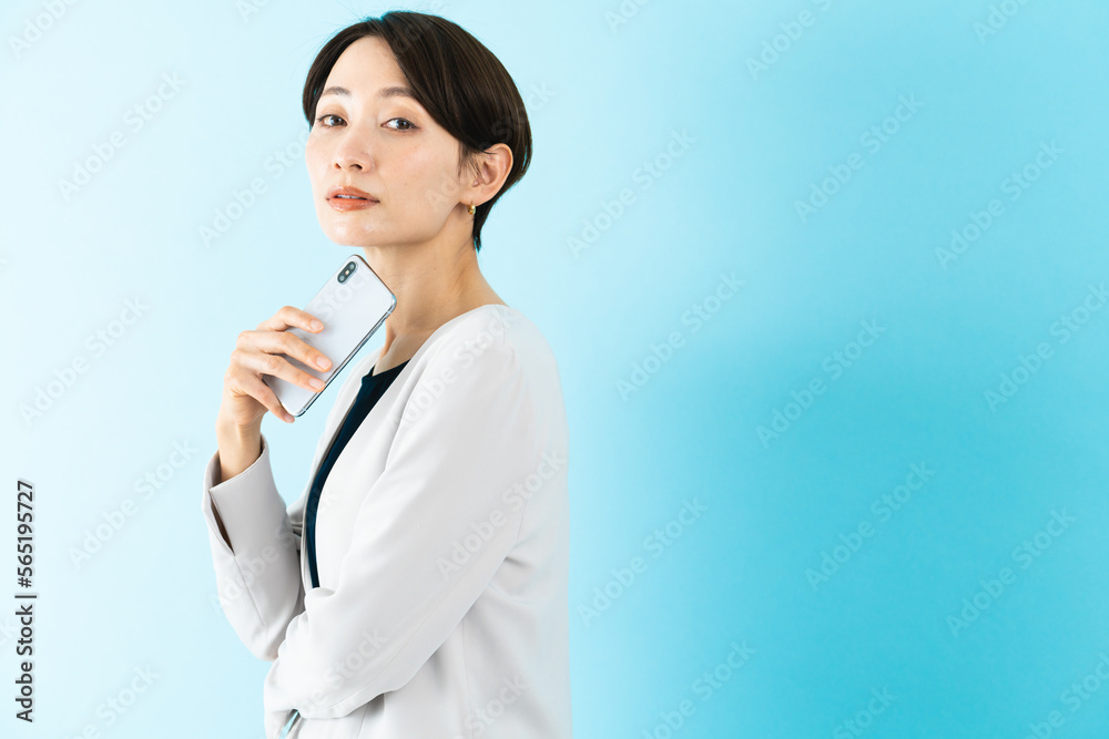 スマートフォンを使う若い女性　ビジネスイメージ