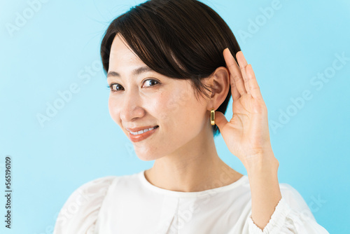 Foto 白いトップスを着た若い女性　ビジネスイメージ