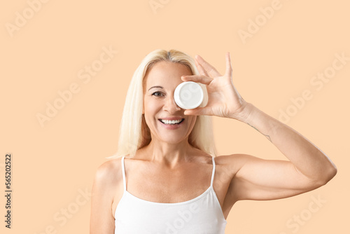 Mature blonde woman with ja...
