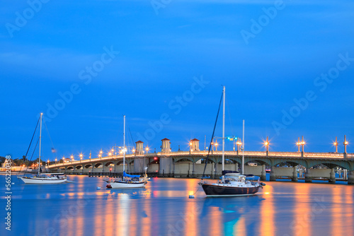 Fotografi Bridge of Lions illuminated at dusk in St