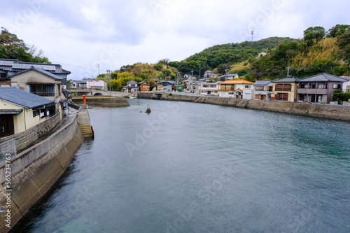 運河の両岸に建ち並ぶ伊王島の住宅地 photo