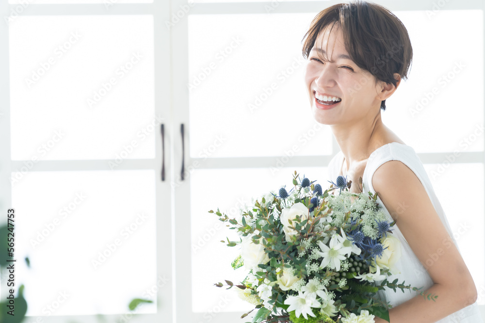 花束を持った日本人女性