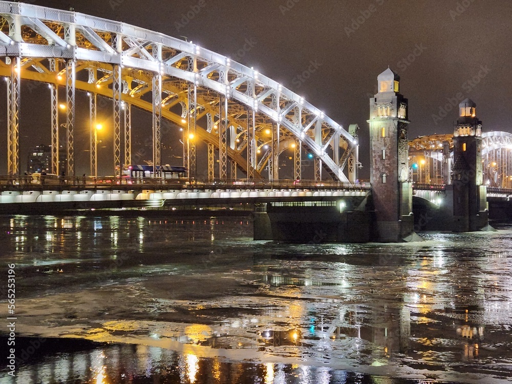 Obraz premium Ice drift on the Neva river near the Bolsheokhtinsky Bridge 
