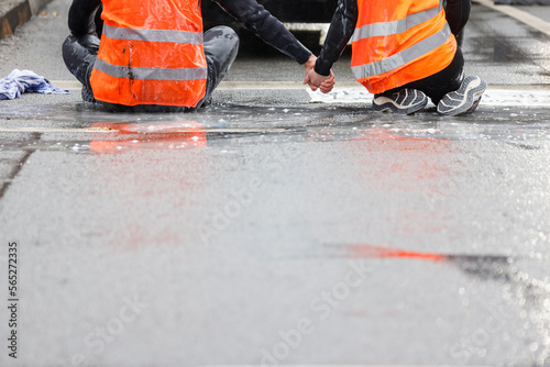 Klimaaktivisten kleben sich an der Strasse fest, in München 