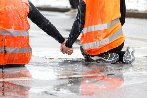 Klimaaktivisten kleben sich an der Strasse fest, in München 
