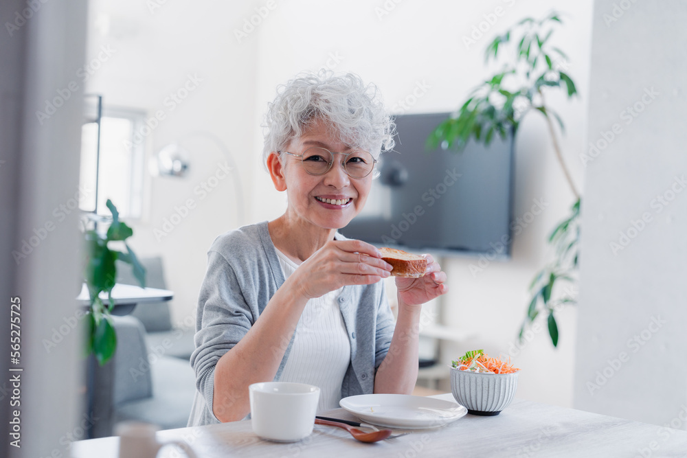生き生きとご飯を作るシニアの女性 生き生きとご飯を作るシニアの女性