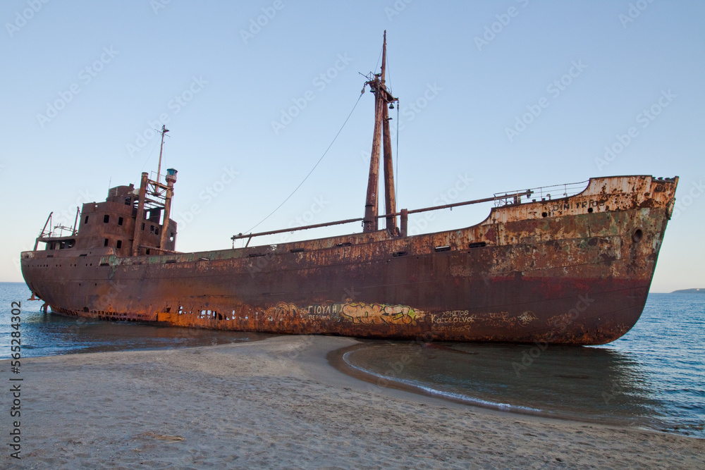 Relitto di nave abbandonata sulle coste della Grecia