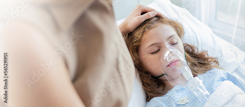 Foto Mother and little girl suffer from pneumonia lying in hospital bed with oxygen mask