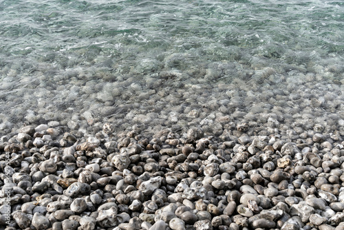 Steine in Meerwasser, Kiesstrand
