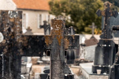 Kreuz auf altem Friedhof