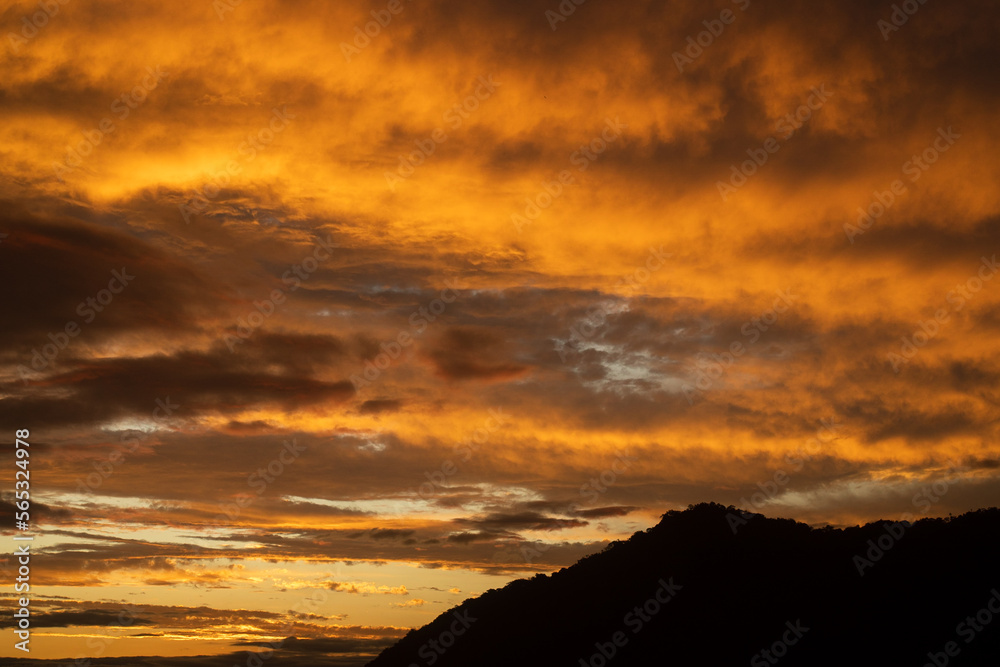 Obraz premium Clouds and mountains at sunset 