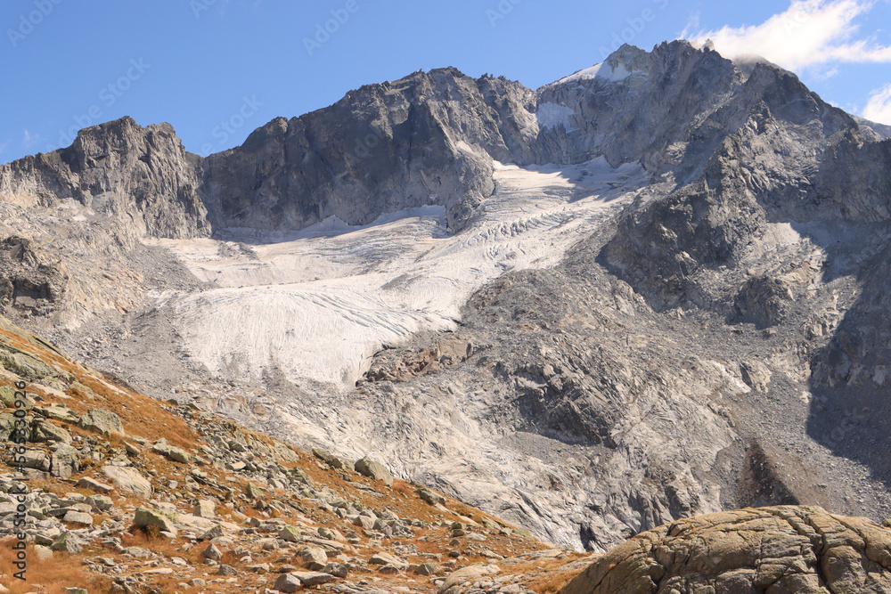 Bernina-Alpen im Klimawandel; Cima dal Cantun (3354m) und gleichnamiger Gletscher im September 2022