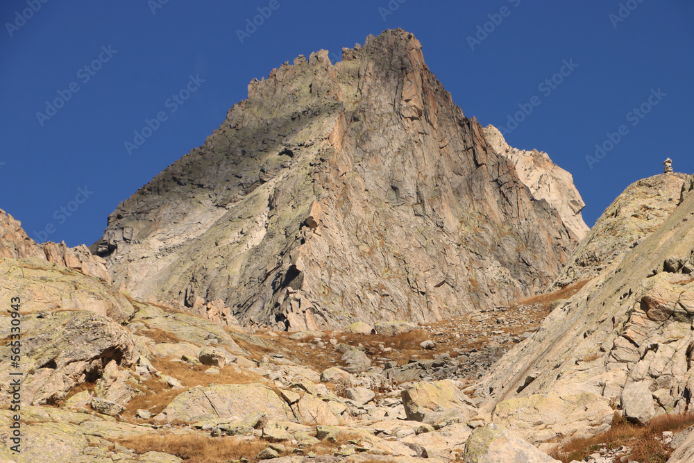 Piz Bacun (3244m, Bernina-Alpen) im Fokus; Blick von Südosten auf den imposanten Gipfel