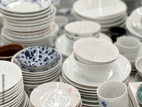 たくさんの積み上げた陶器の食器