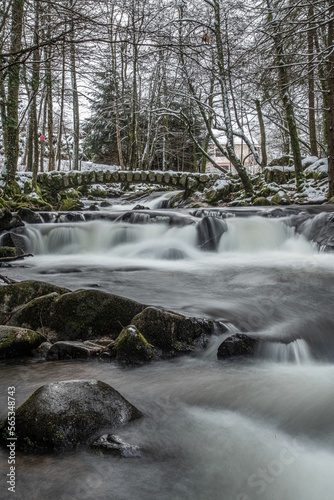 La cascade du Saut des Cuves (Gérardmer) dans le Massif des Vosges en hiver