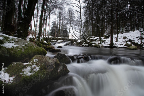 La cascade du Saut des Cuves  G  rardmer  dans le Massif des Vosges en hiver