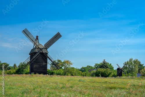 Denkmalgeschützte historische Windmühlen in Neu Langerwisch - die kleinere Mühle gilt als kleinste funktionsfähige Windmühle Deutschlands