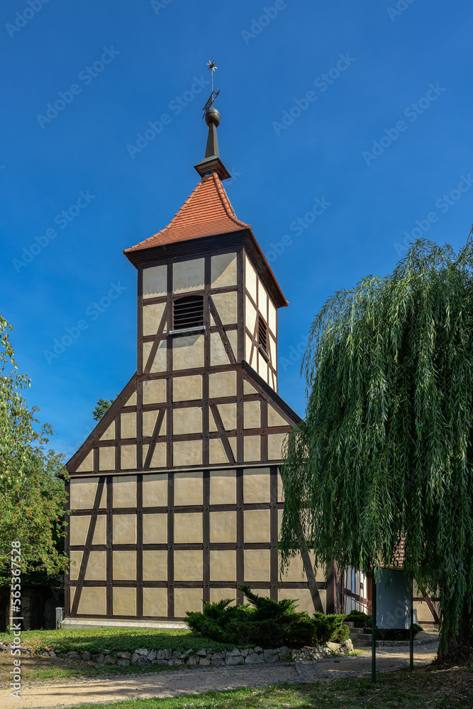Fototapeta premium Fachwerkturm an der denkmalgeschützten Dorfkirche Bergholz-Rehbrücke