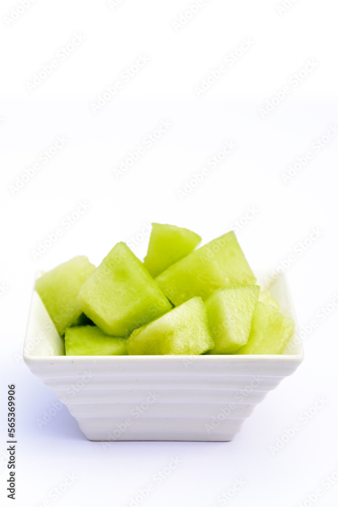 Melón Calameño, cantalupo en cubitos aislado en fondo blanco. Melón Calameño, cantalupo en cubitos aislado en fondo blanco.
