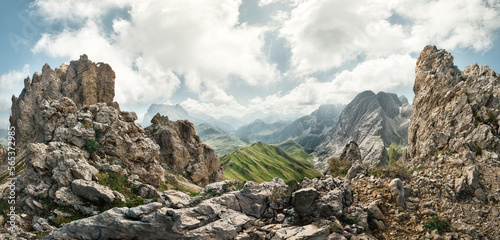 Картината върху платно Berge und Geröll in einer sommerlichen Landschaft in den Bergen der Dolomiten in