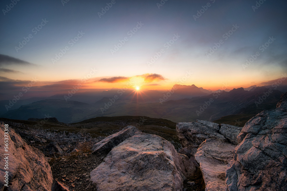 Mystische Landschaftsaufnahme der Berge der Dolomiten in Südtirol, Italien